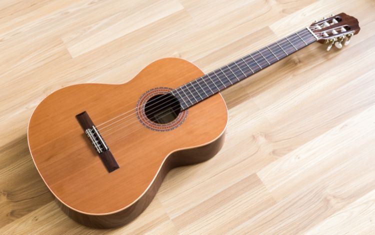 Bí quyết lên dây đàn guitar chuẩn cho người mới học - Điều chỉnh độ cao