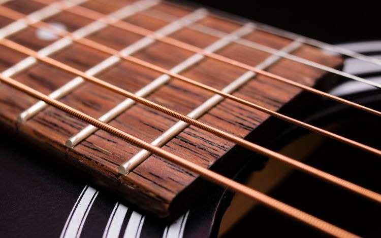 Bí quyết lên dây đàn guitar chuẩn cho người mới học - Tháo dây cũ