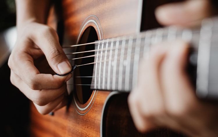 Bí quyết lên dây đàn guitar chuẩn cho người mới học - Lên dây mới
