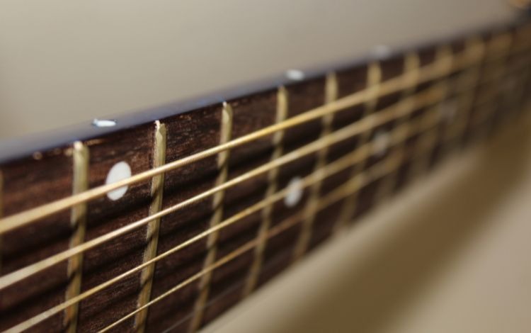 Bí quyết lên dây đàn guitar chuẩn cho người mới học - Kiểm tra độ bền