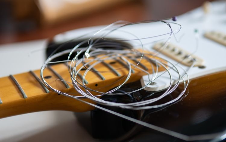 Bí quyết lên dây đàn guitar chuẩn cho người mới học - Chuẩn bị dây