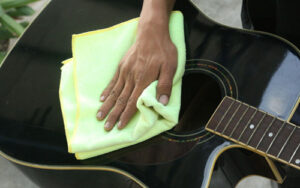 làm sạch đàn guitar thường xuyên