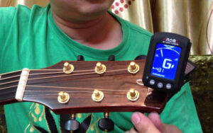 điều chỉnh dây đàn guitar thường xuyên