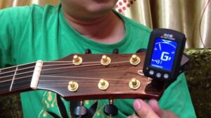 Cách chỉnh dây đàn guitar acoustic bằng máy tuner