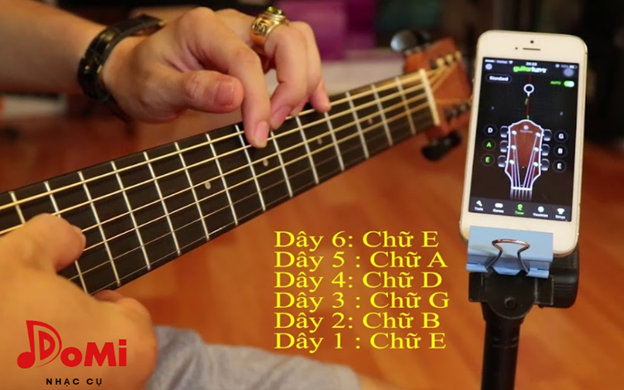 Cách lên dây đàn guitar