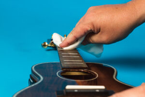 Vệ sinh đàn Ukulele